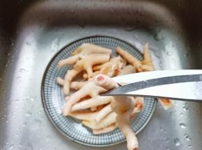 剪去鸡爪的指甲。