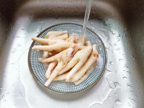 剪好的鸡爪浸泡半小时，泡出杂质。