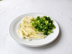 生姜蒜葱切好备用。
