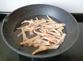 鸡爪冷水下锅。