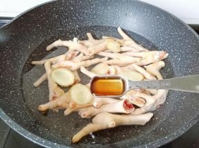 加料酒一勺去腥。