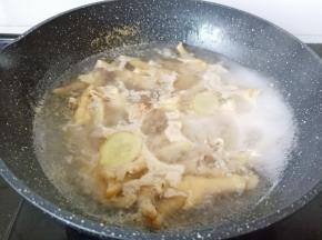 开大火焯水三分钟。