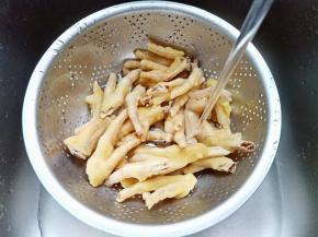 焯水过后的鸡爪用流水冲洗干净控水。