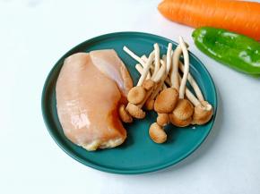 准备食材与鱼香肉丝调味料。