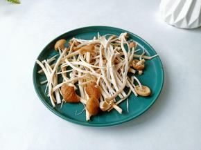 茶树菇洗干净手撕成条。