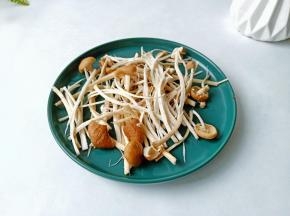 茶树菇洗干净手撕成条。