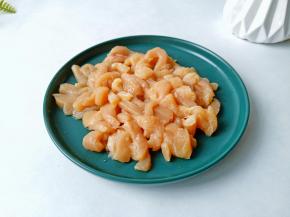 鸡胸肉切成细丝。