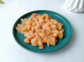 鸡胸肉切成细丝。