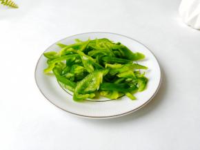 青椒去籽切成丝。