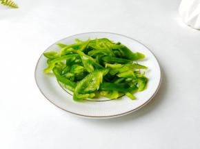 青椒去籽切成丝。