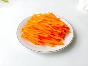 胡萝卜削皮切片再切细丝。