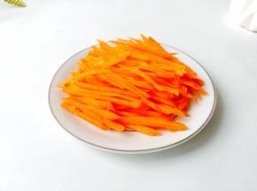 胡萝卜削皮切片再切细丝。