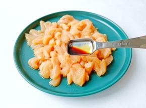 鸡胸肉加料酒腌制十分钟。