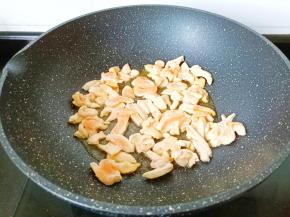 锅中加少许油，爆香葱姜蒜末，下蒜泥炒香再放鸡胸肉翻炒。