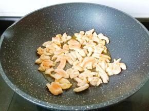 锅中加少许油，爆香葱姜蒜末，下蒜泥炒香再放鸡胸肉翻炒。