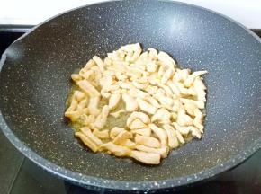 翻炒到鸡胸肉丝变色。