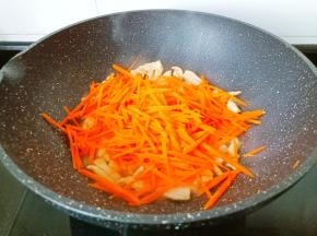 加胡萝卜翻炒至微软。