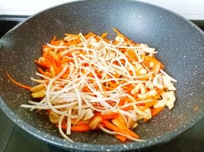 再加茶树菇翻炒片刻。