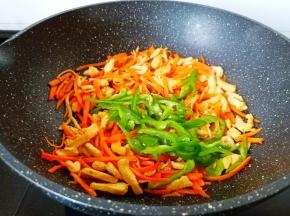 最后加入青椒丝。