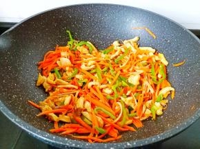 开大火翻炒均匀即可关火。