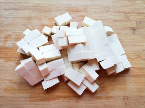 嫩豆腐冲洗一下切成小块。