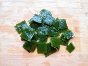 海带洗干净切成小片。