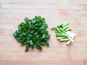 小葱洗干净，葱叶葱白分开切成段。