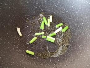 炒锅内倒少许食用油烧热，下入葱白炝香。
