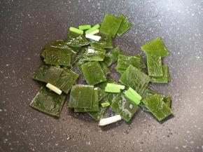 下入海带翻炒均匀。