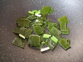 下入海带翻炒均匀。