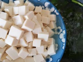 下入焯过水的嫩豆腐。