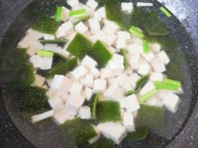 将豆腐搅散。
