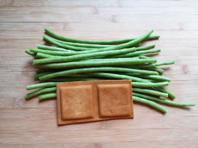 豇豆掐头去尾，和豆腐干分别清洗干净。