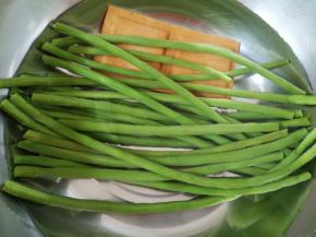 捞出过凉水，控一下水分备用。