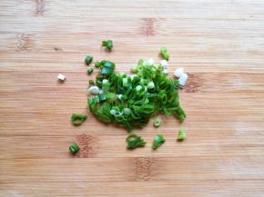 小葱切成葱花。