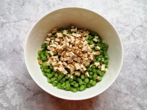 将切碎的豇豆和豆腐干一起放进大碗里。