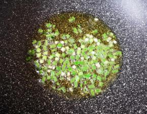 炒锅内倒适量的食用油烧热，下入葱花炒香。
