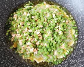 倒入豇豆蛋液，调中小火。