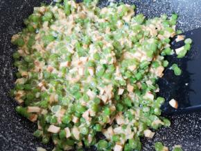 用铲子不停的翻炒。