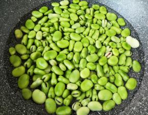 锅内放水，放入洗干净的豆子。