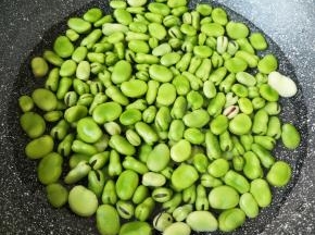 锅内放水，放入洗干净的豆子。