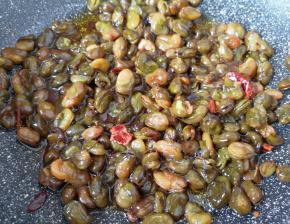 中小火炸至蚕豆酥脆关火，捞出放在厨房用纸上吸一下多余的油。