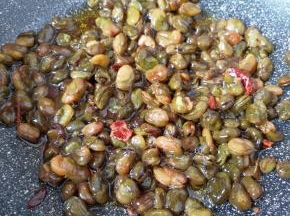 中小火炸至蚕豆酥脆关火，捞出放在厨房用纸上吸一下多余的油。