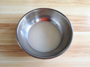 盆里倒入温水，加入发酵粉、泡打粉和糖混合均匀。