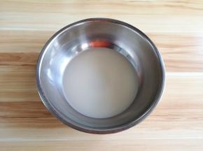 盆里倒入温水，加入发酵粉、泡打粉和糖混合均匀。