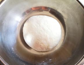 先用筷子搅拌成絮状，再揉成光滑的面团，盖上保鲜膜发酵至两倍大。