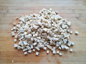 香豆腐冲洗一下切成小丁。