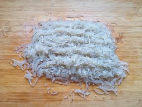 泡好的粉条切碎。