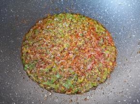 加入辣椒面炒出红油。