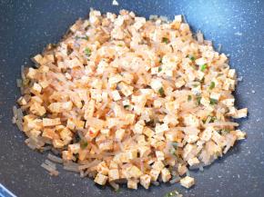 下入豆腐和粉条翻炒均匀。